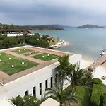 D - Hotel